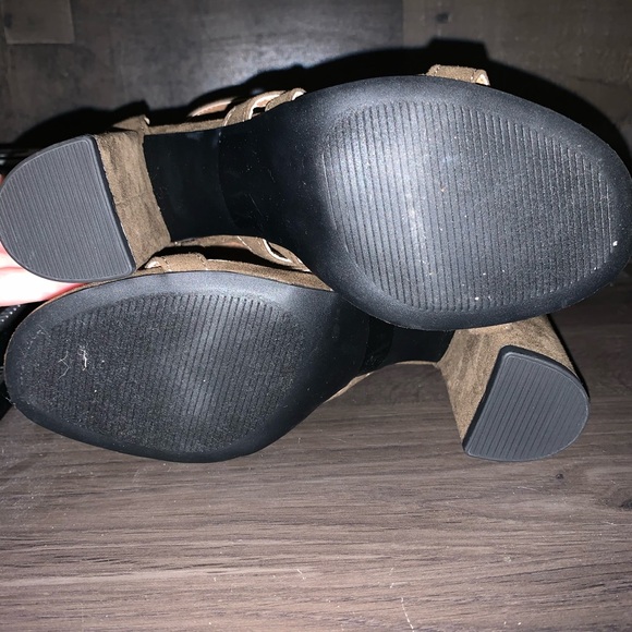 Beautiful olive block heels - Picture 5 of 5